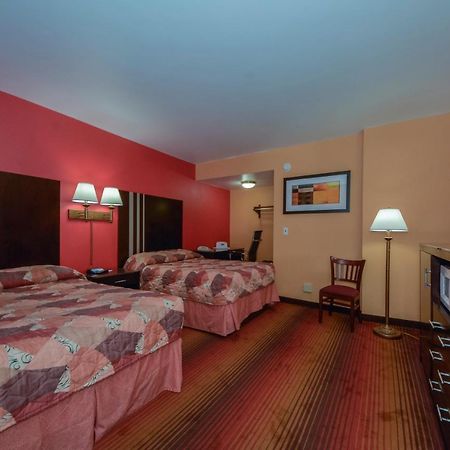 Rodeway Inn Macarthur Airport Ronkonkoma Exterior photo