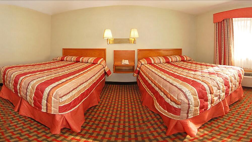 Rodeway Inn Macarthur Airport Ronkonkoma Exterior photo