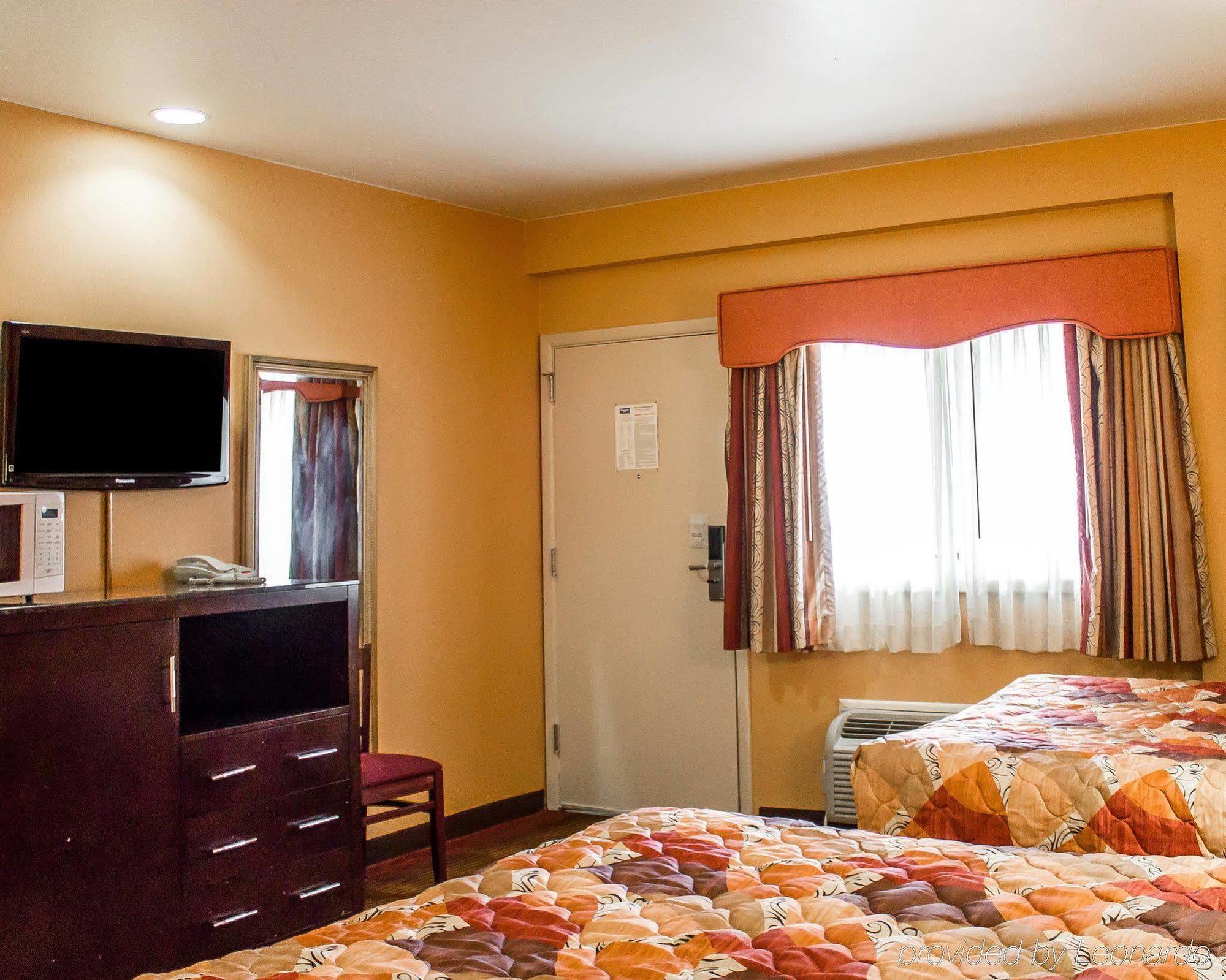 Rodeway Inn Macarthur Airport Ronkonkoma Exterior photo