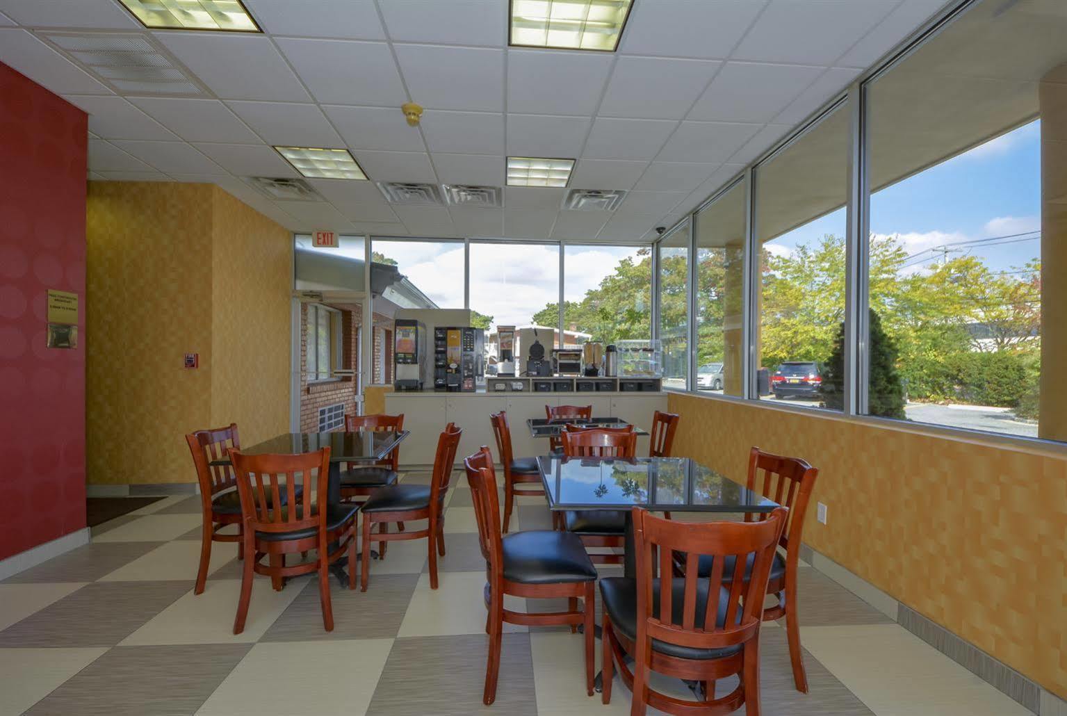 Rodeway Inn Macarthur Airport Ronkonkoma Exterior photo